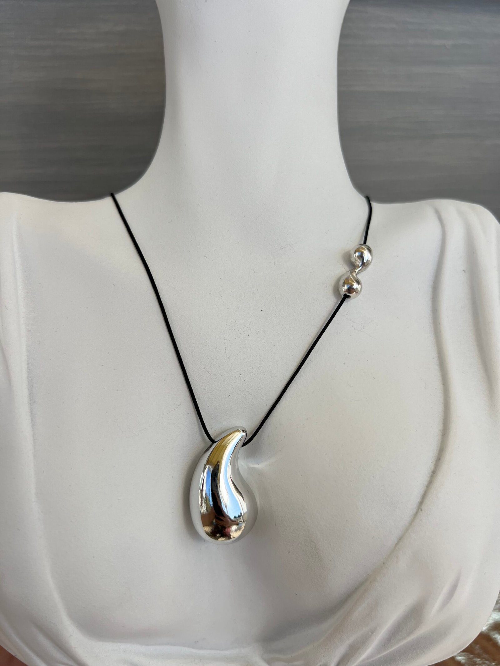 NEC75W-scaled-1.jpeg Κολιέ ασημί σταγόνα με μαύρο κορδόνι - Image 1