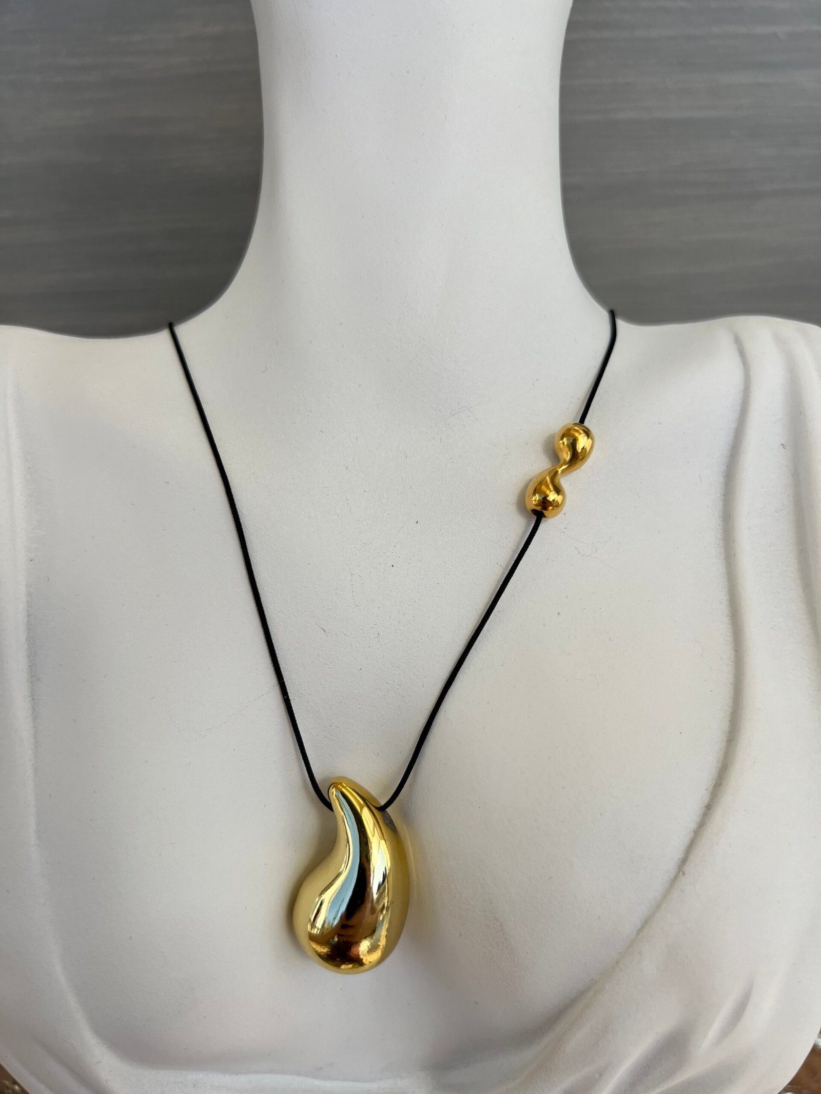 NEC76W-scaled-1.jpeg Κολιέ χρυσή σταγόνα με μαύρο κορδόνι - Image 1