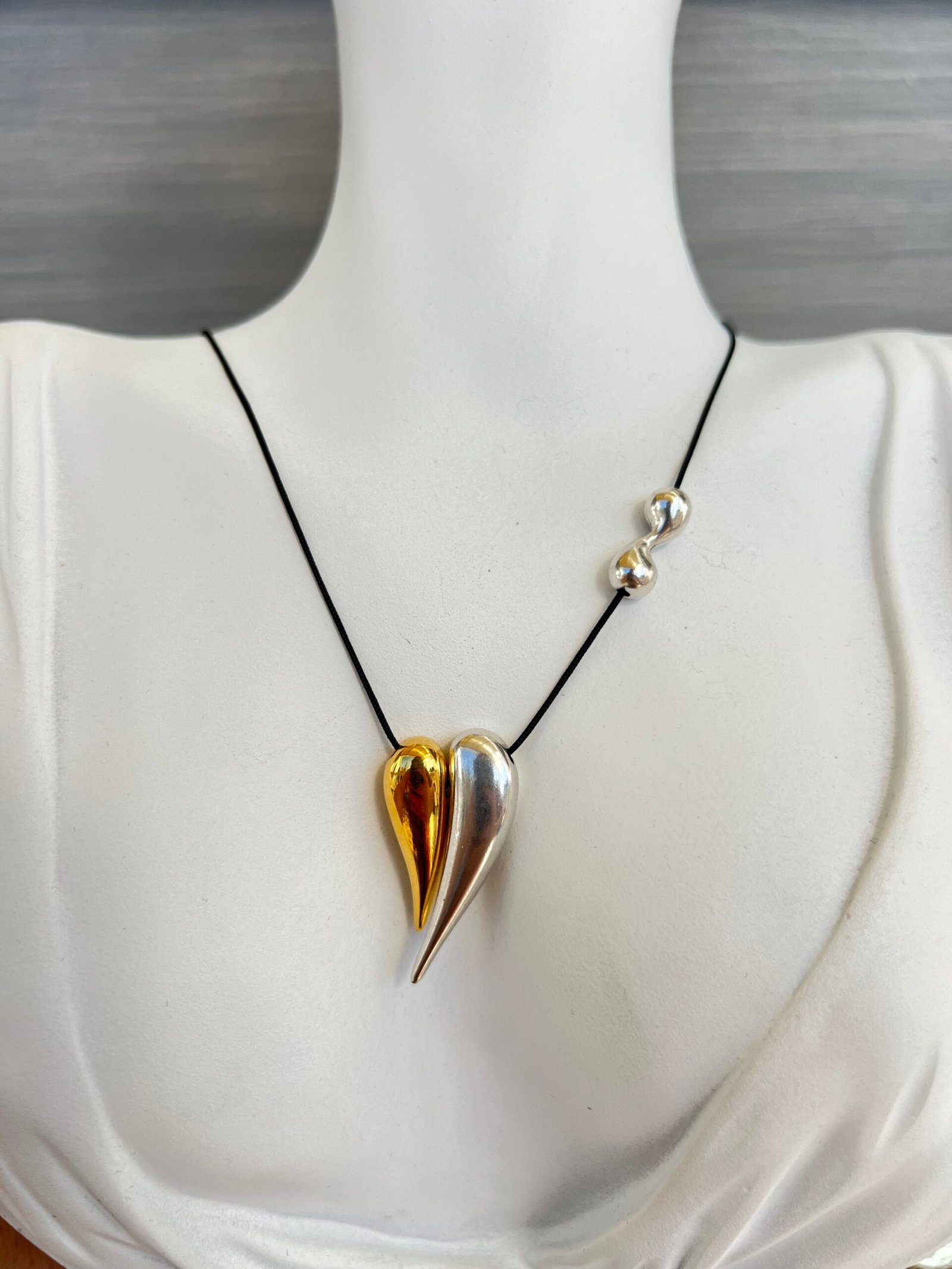 NEC77W-scaled-1.jpeg Κολιέ καρδιά με μαύρο κορδόνι - Image 1