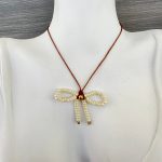 Κολιέ με φιόγκο από μαργαριτάρια και καφέ κορδόνι