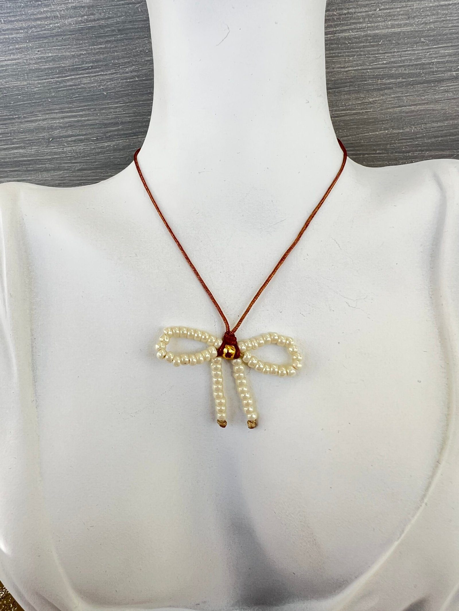 NEC78W-scaled-1.jpeg Κολιέ με φιόγκο από μαργαριτάρια και καφέ κορδόνι - Image 1