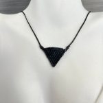 Κολιέ τρίγωνο κεντημένο με χάντρες Miyuki και μαύρο κορδόνι