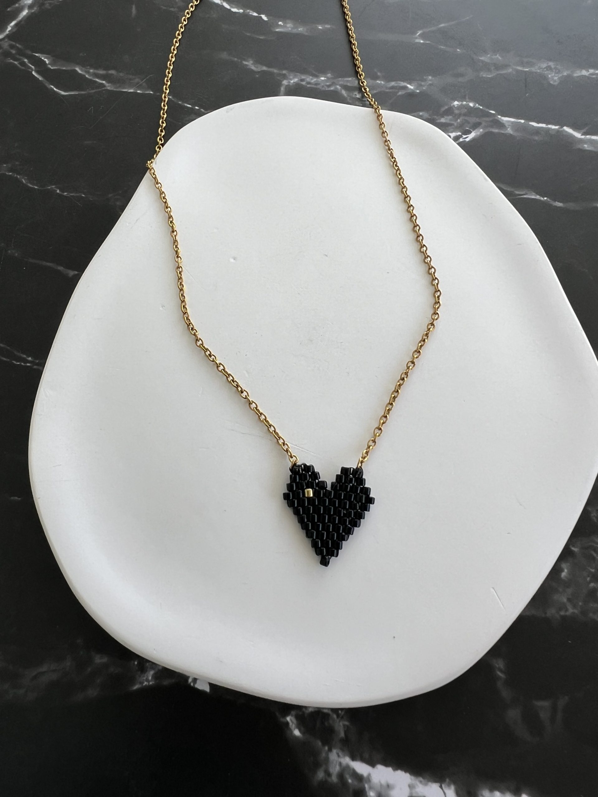 NEC81 Κολιέ καρδιά κεντημένη με χάντρες Miyuki και χρυσή αλυσίδα - Image 1