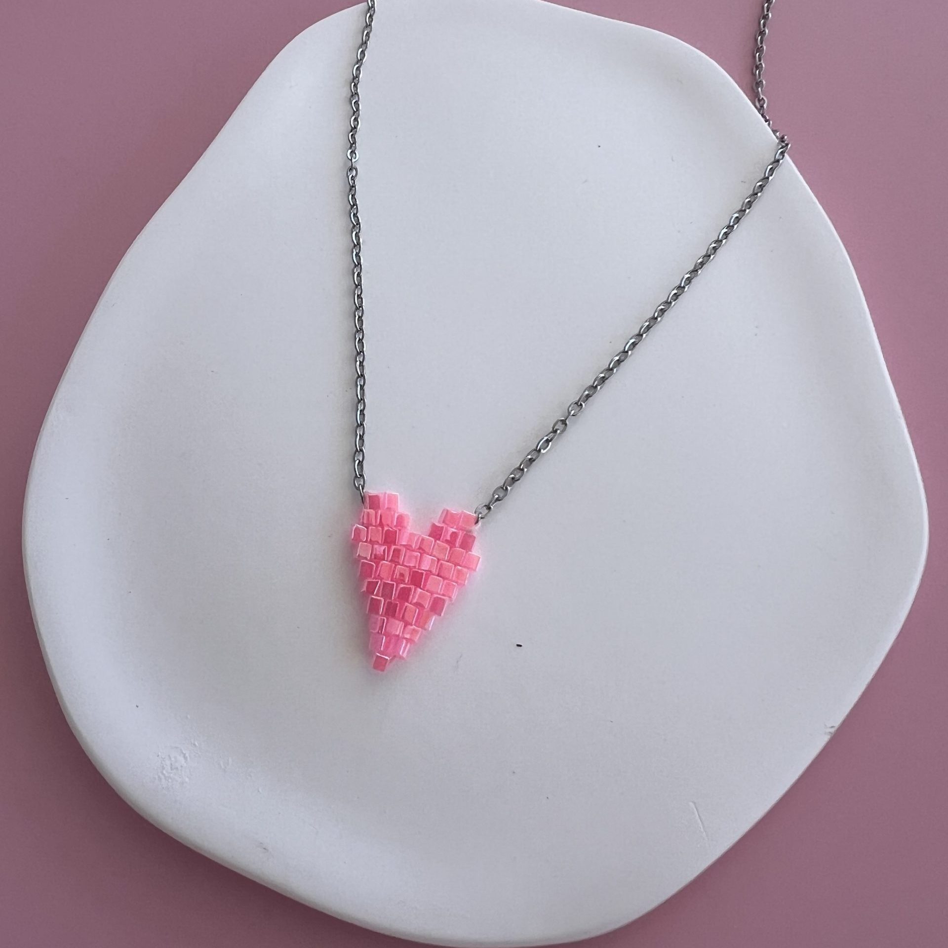 NEC82D Κολιέ ροζ καρδιά κεντημένη με χάντρες Miyuki - Image 1