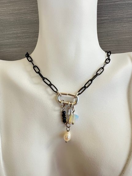 Κολιέ με μαύρη αλυσίδα και charms