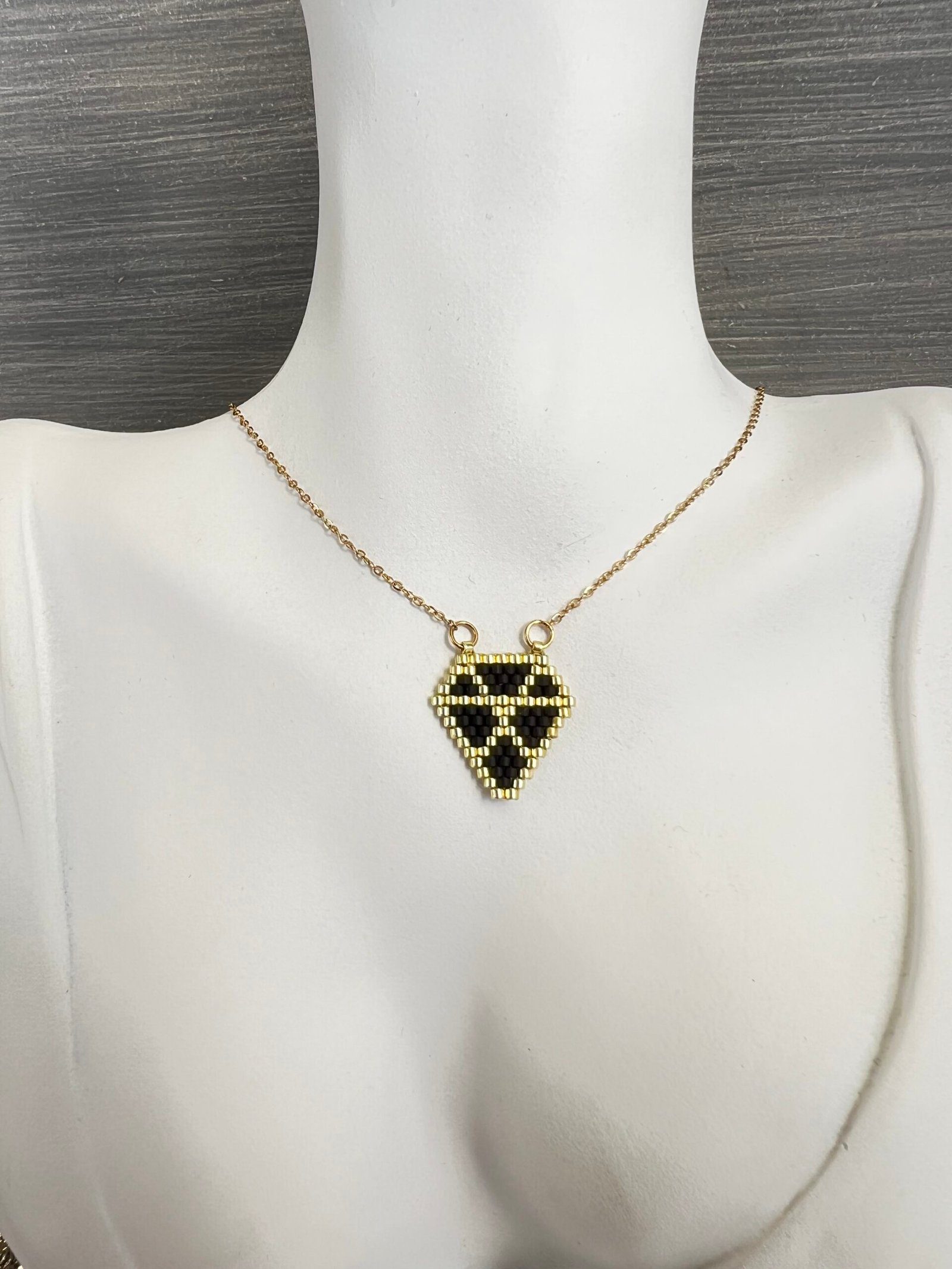 NEC91W-scaled-1.jpeg Κολιέ διαμάντι κεντημένο με χάντρες Miyuki και χρυσή αλυσίδα - Image 1