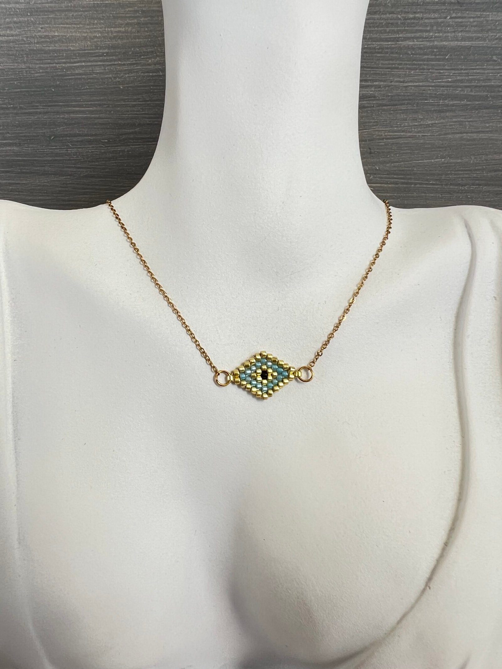 NEC94W-scaled-1.jpeg Κολιέ μάτι κεντημένο με χάντρες Miyuki και χρυσή αλυσίδα - Image 1