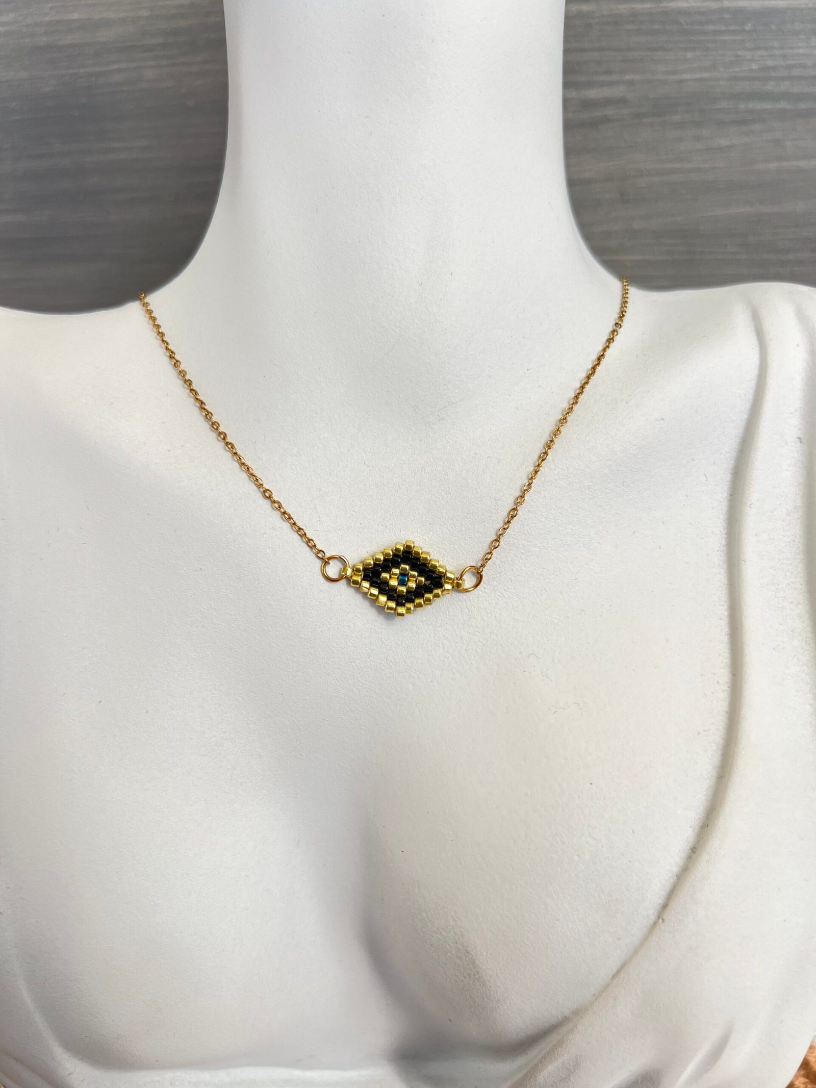 NEC97W-scaled-1.jpeg Κολιέ μάτι κεντημένο με χάντρες Miyuki και χρυσή αλυσίδα - Image 1