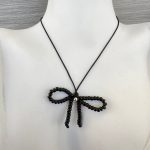 Κολιέ με φιόγκο από μαύρες χάντρες και μαύρο κορδόνι