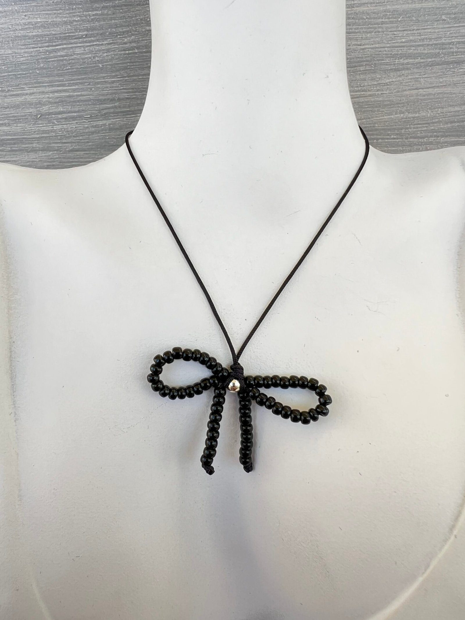 NEC9W-scaled-1.jpeg Κολιέ με φιόγκο από μαύρες χάντρες και μαύρο κορδόνι - Image 1
