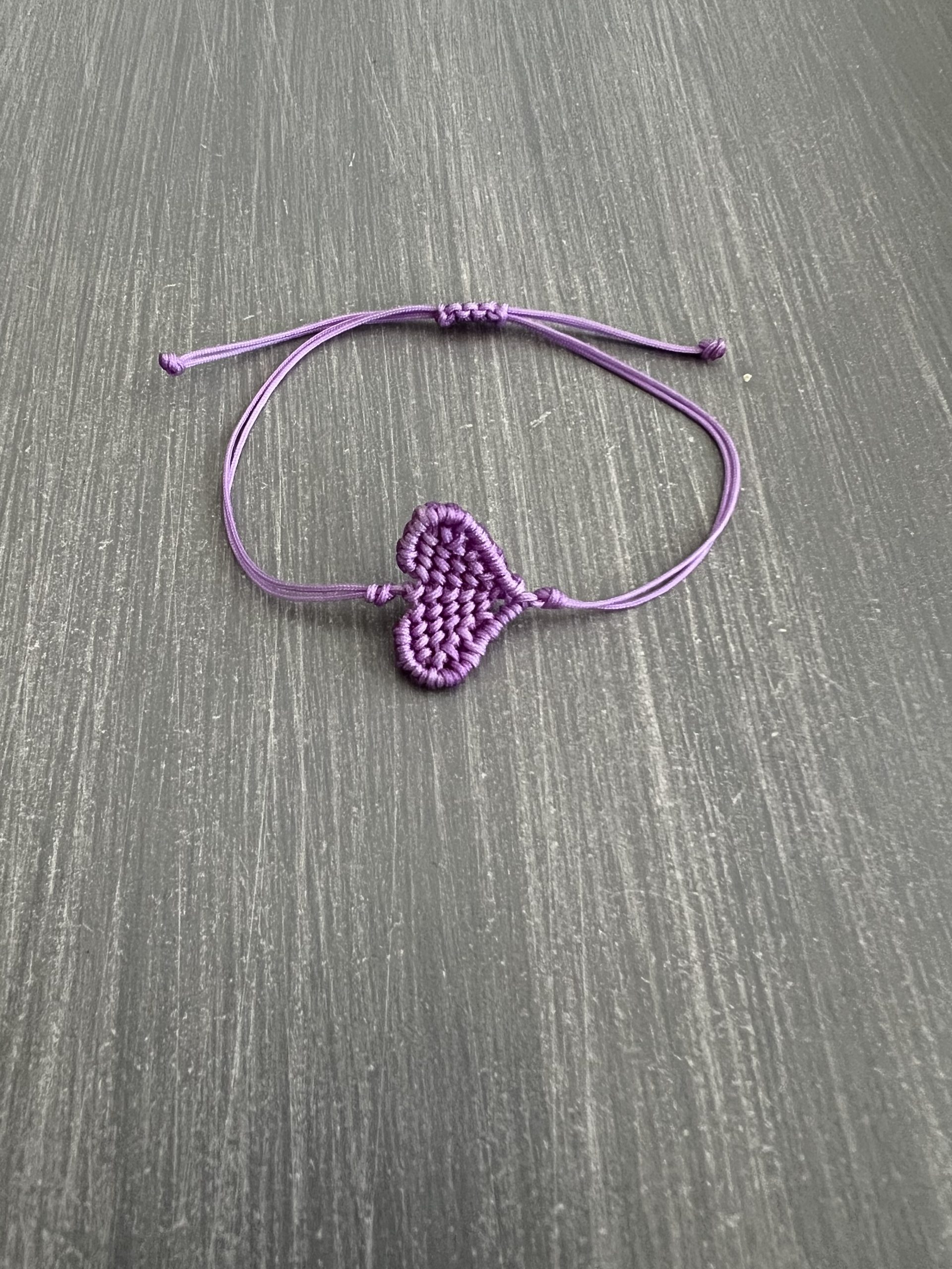 BRA132 Βραχιόλι μωβ καρδιά μακραμέ - Image 1