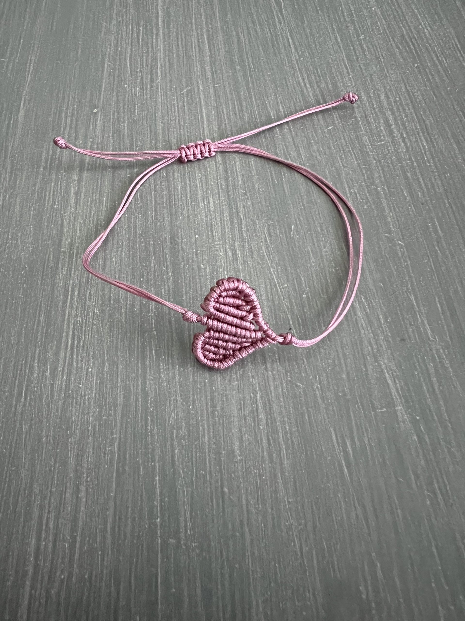 BRA133 Βραχιόλι ροζ καρδιά μακραμέ - Image 1