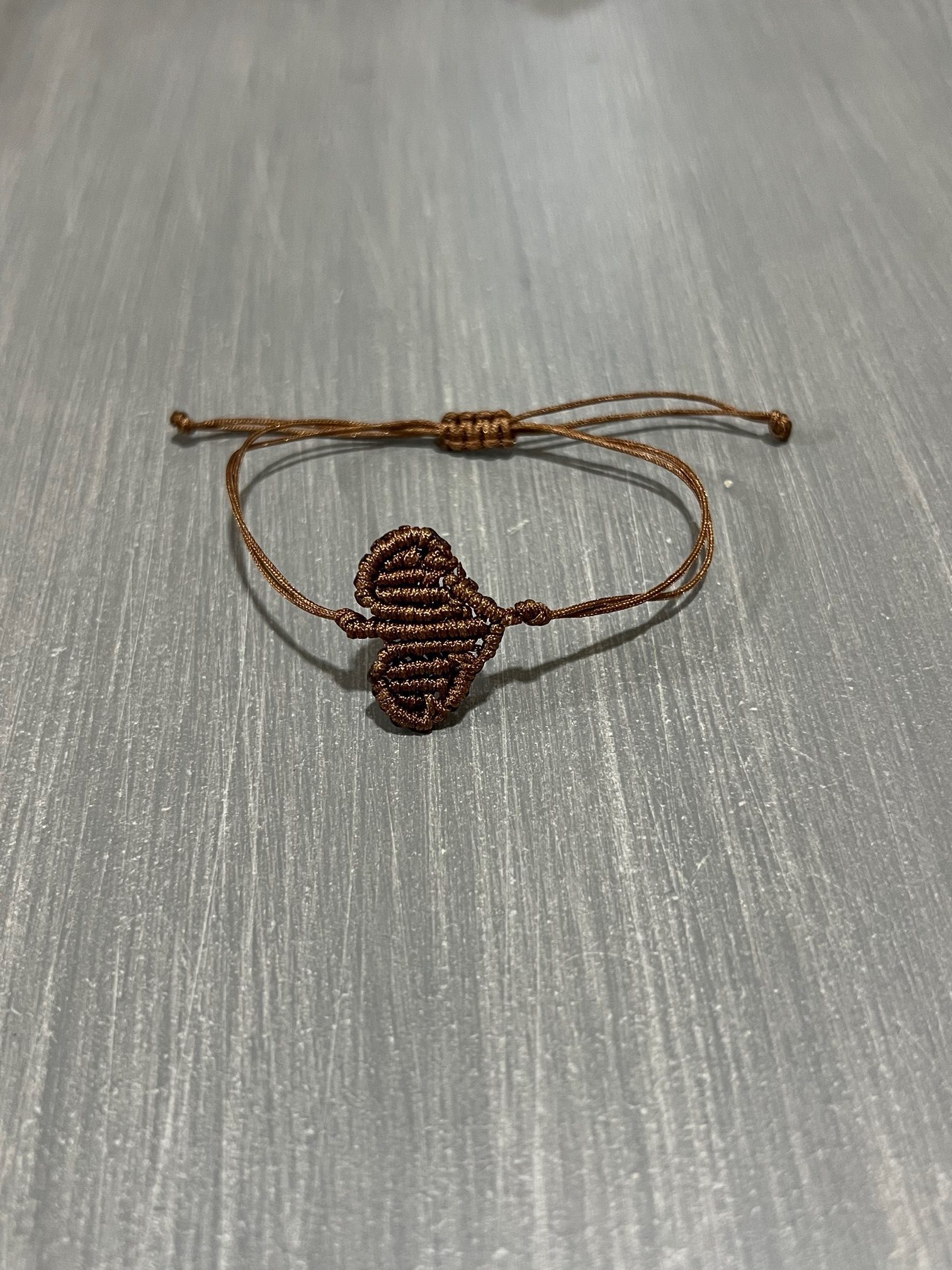 BRA134 Βραχιόλι καφέ καρδιά μακραμέ - Image 1