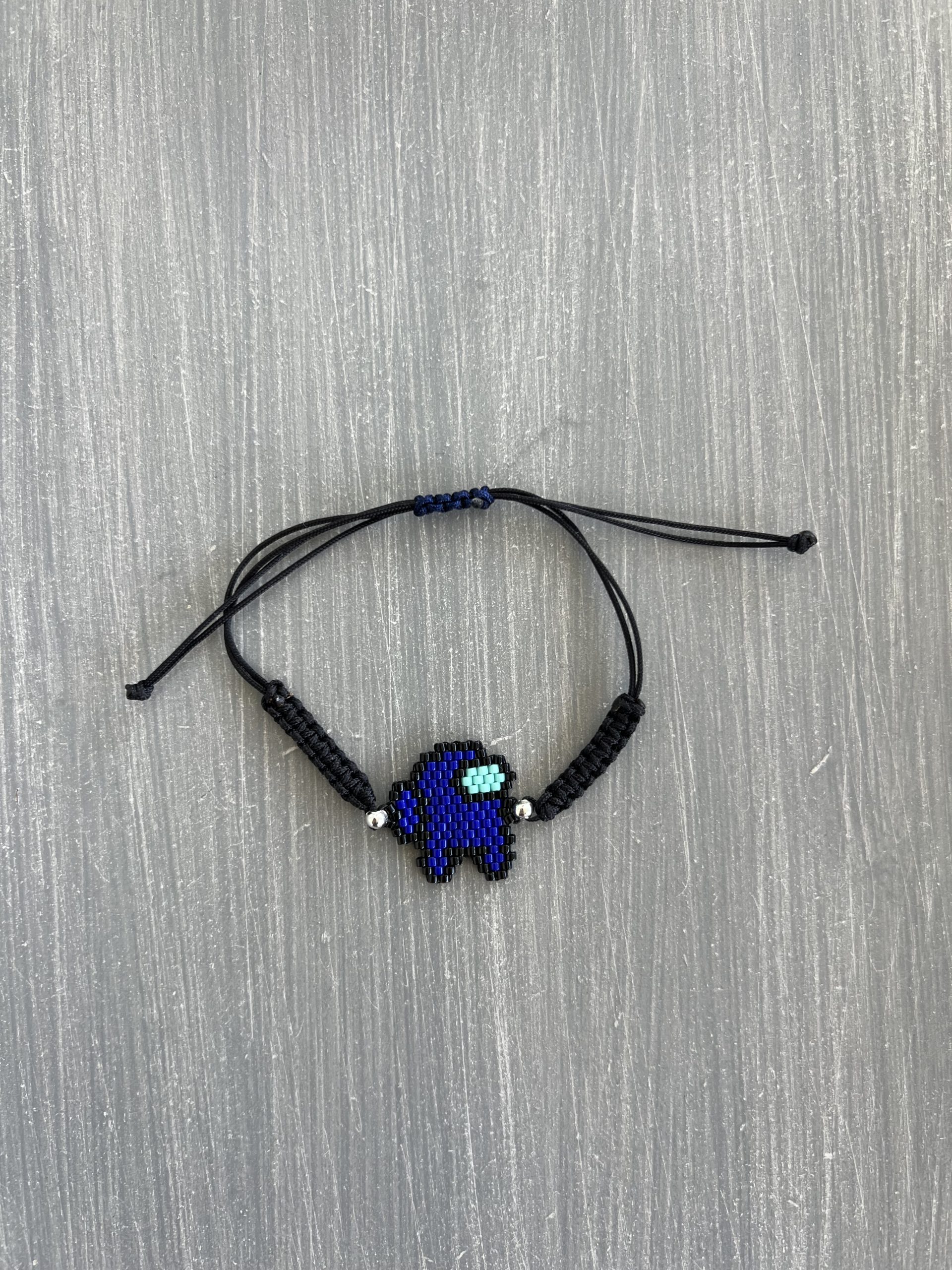 BRA140 Βραχιόλι μακραμέ Among us μπλε κεντημένο με χάντρες Miyuki - Image 1