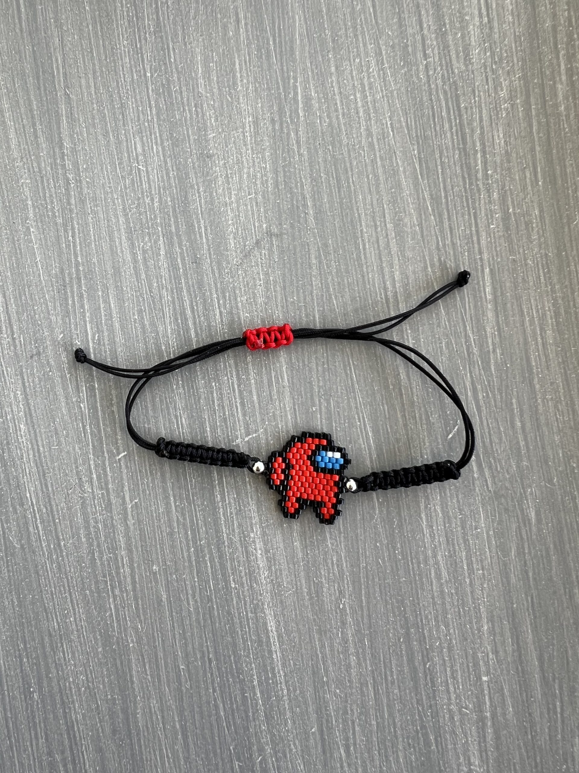 BRA141 Βραχιόλι μακραμέ Among us κόκκινο κεντημένο με χάντρες Miyuki - Image 1