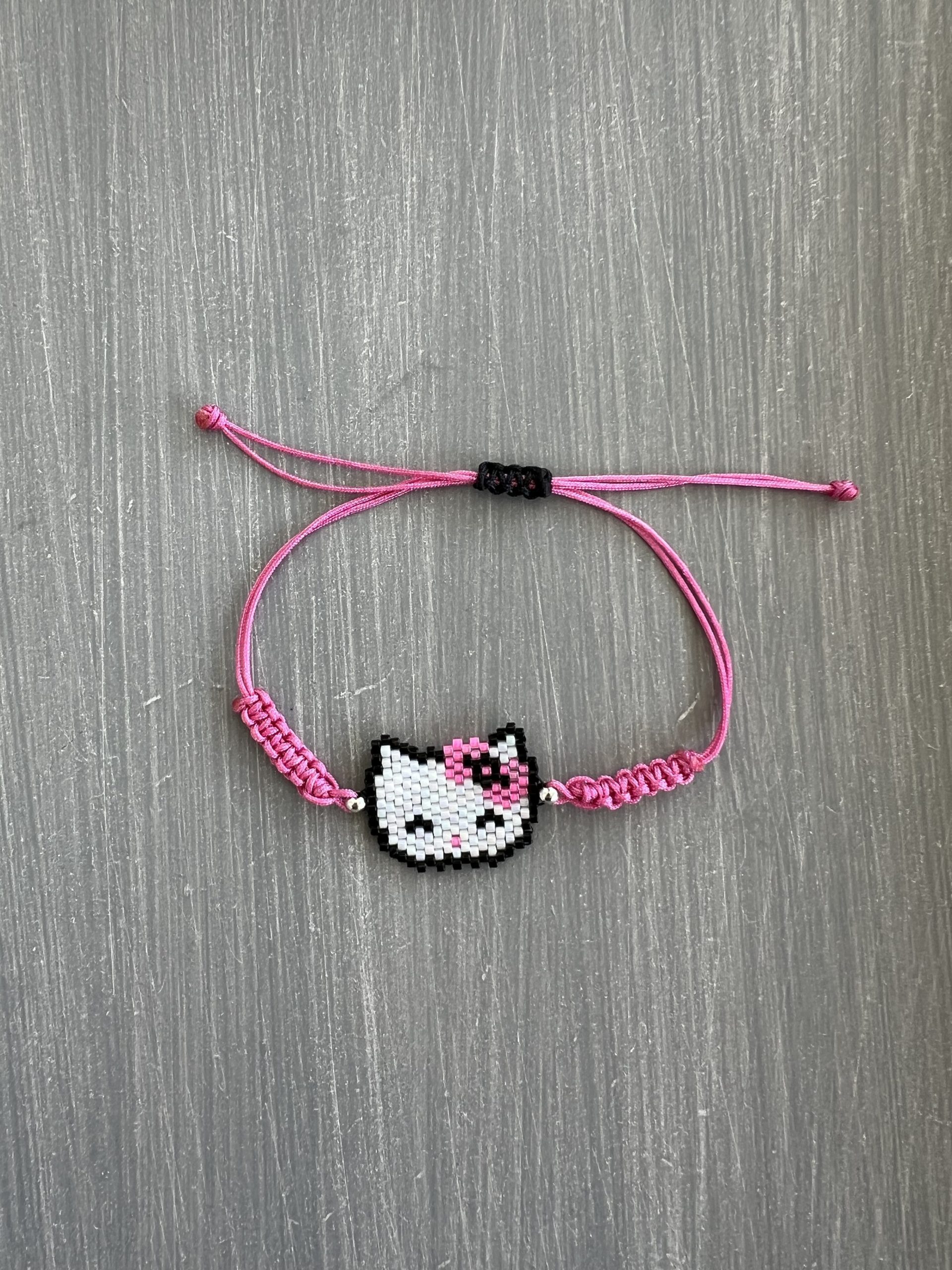 BRA142 Βραχιόλι μακραμέ ροζ Hello Kitty κεντημένο με χάντρες Miyuki - Image 1