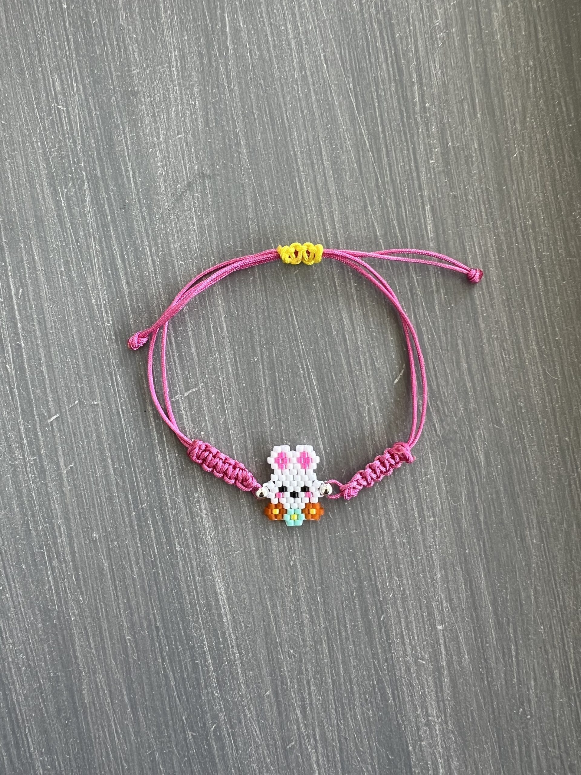 BRA143 Βραχιόλι μακραμέ κουνελάκι κεντημένο με χάντρες Miyuki - Image 1