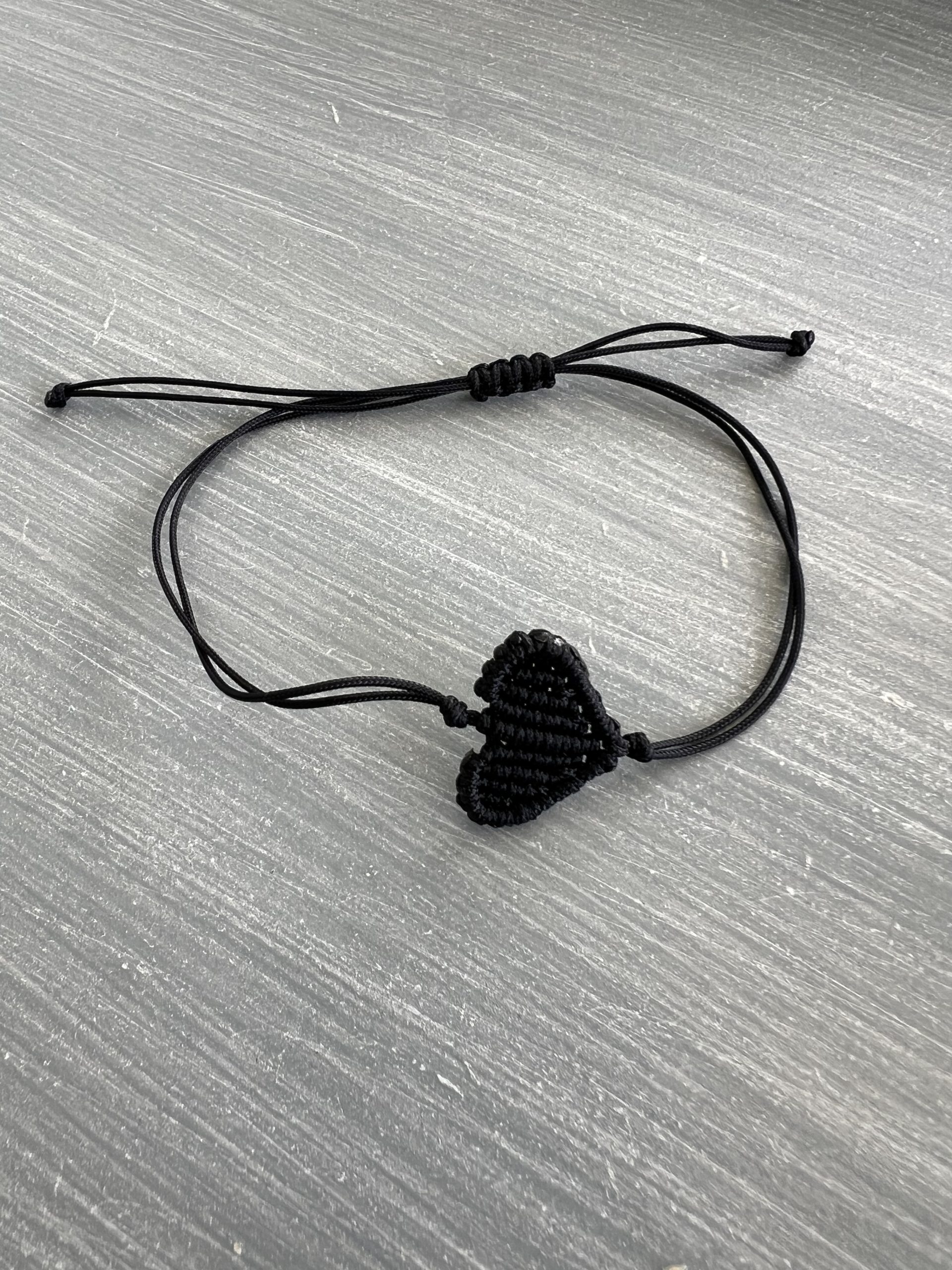 BRA152 Βραχιόλι μακραμέ μαύρη καρδιά - Image 1