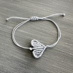 Βραχιόλι μακραμέ γκρι καρδιά
