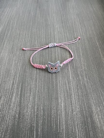 Βραχιόλι μακραμέ γκρι γάτα κεντημένη με χάντρες Miyuki