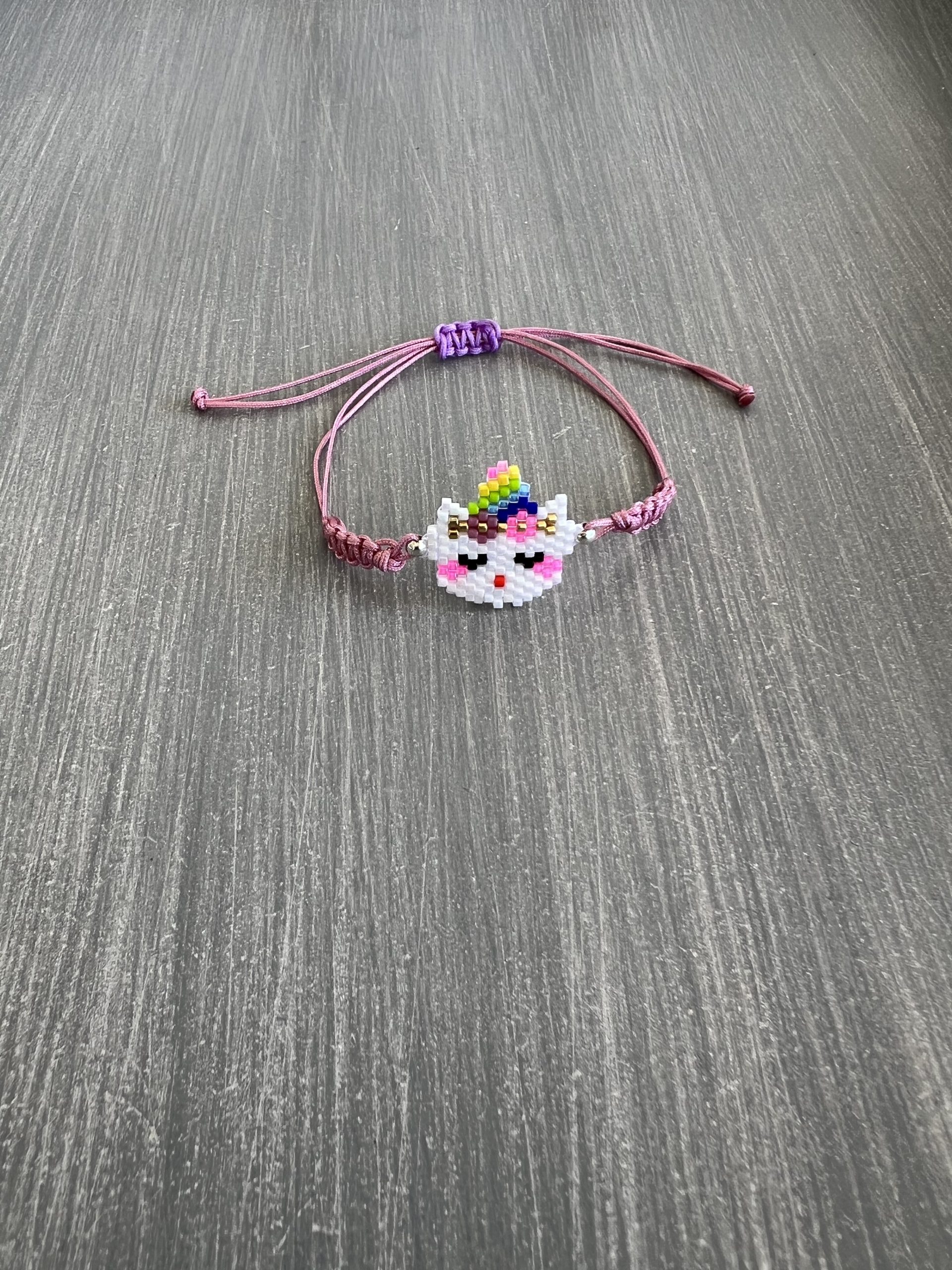 BRA158 Βραχιόλι μακραμέ μονόκερος κεντημένο με χάντρες Miyuki - Image 1