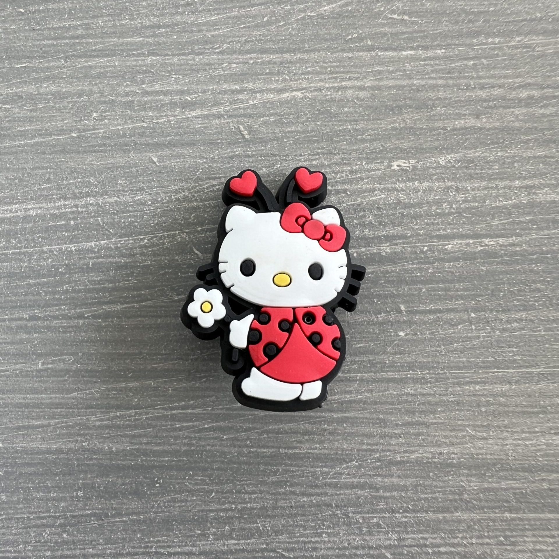 CR136 Αξεσουάρ Crocs Hello Kitty - Image 1