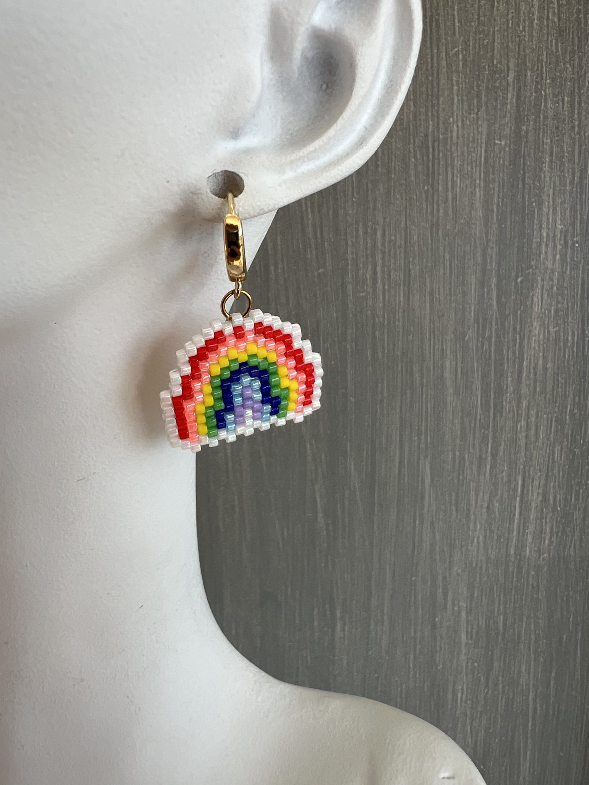 EAR84 Χρυσοί κρίκοι με ουράνια τόξα κεντημένα με χάντρες Miyuki - Image 1