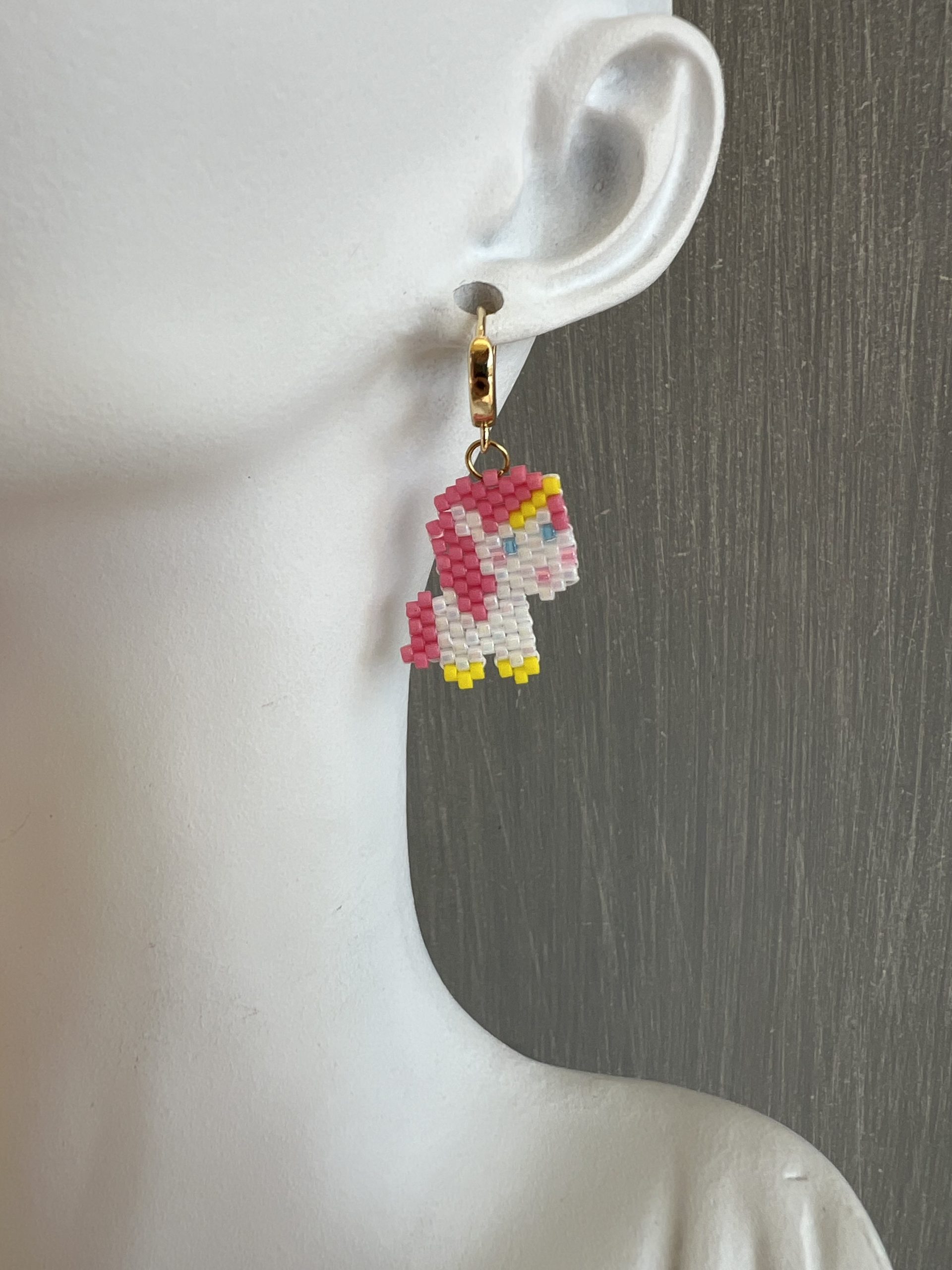 EAR85 Χρυσοί κρίκοι με μονόκερους κεντημένους με χάντρες Miyuki - Image 1