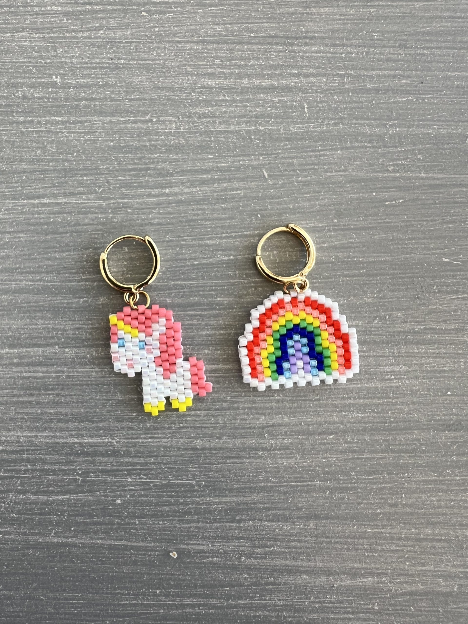 EAR86 Χρυσοί κρίκοι με ουράνιο τόξο και μονόκερο κεντημένα με χάντρες Miyuki - Image 1