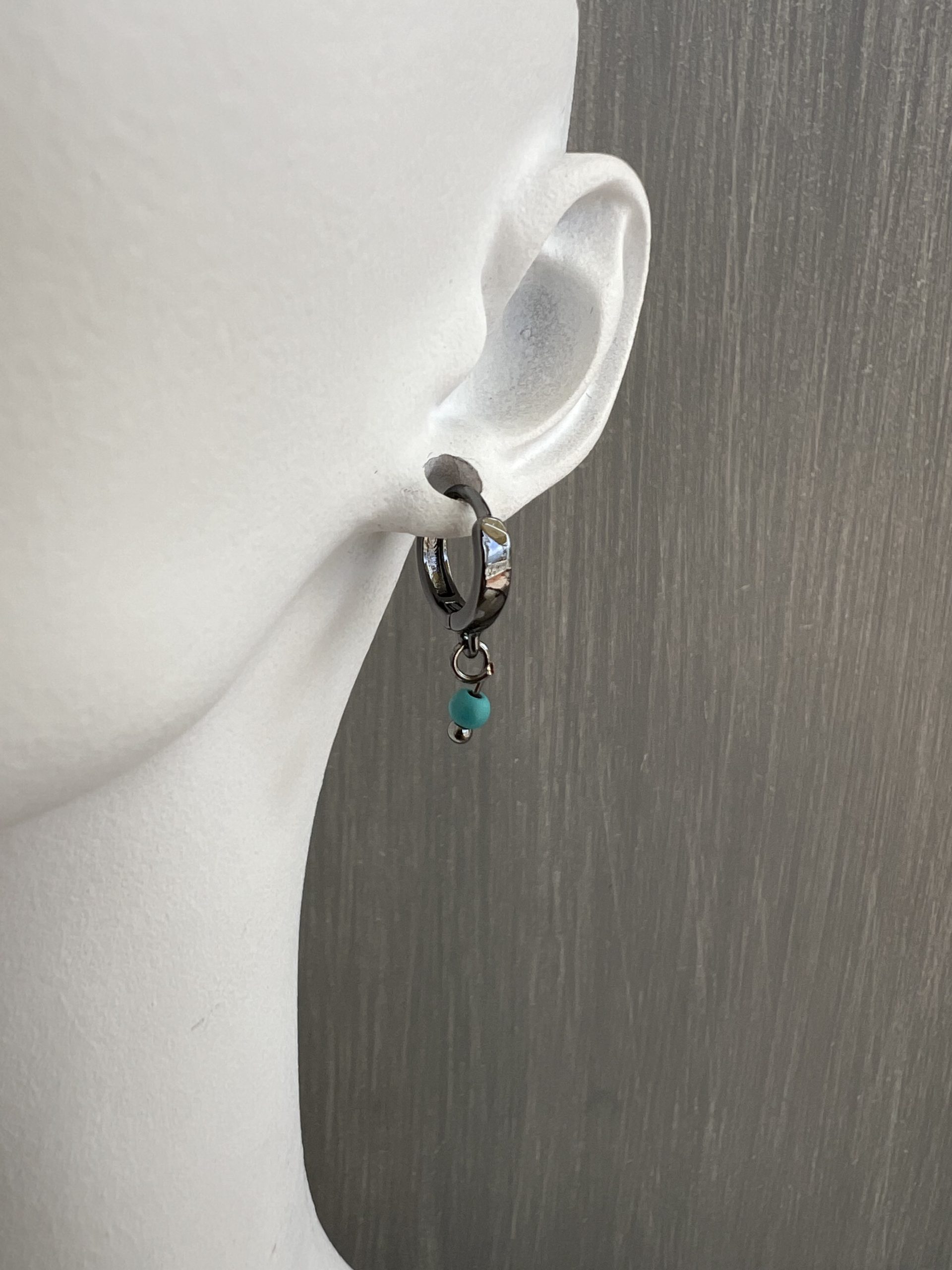 EAR73 Μαύροι κρίκοι με τυρκουάζ πέτρα - Image 1