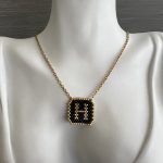 Κολιέ μονόγραμμα Η κεντημένο με χάντρες Miyuki