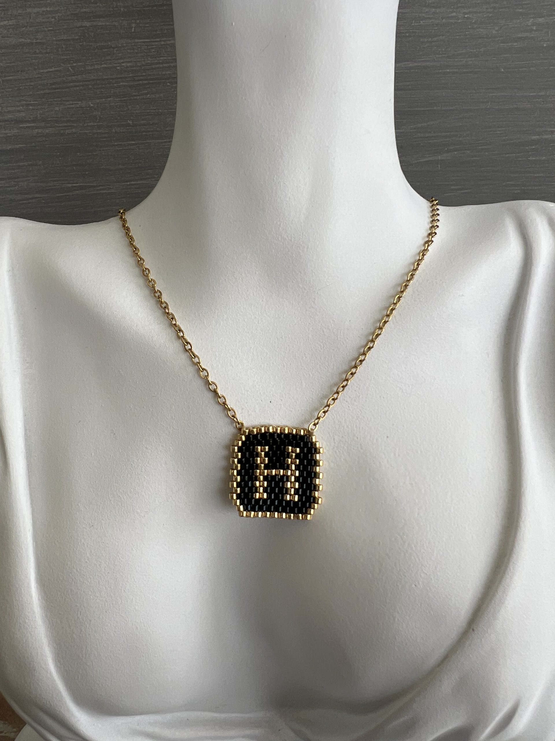 NEC138 Κολιέ μονόγραμμα Η κεντημένο με χάντρες Miyuki - Image 1