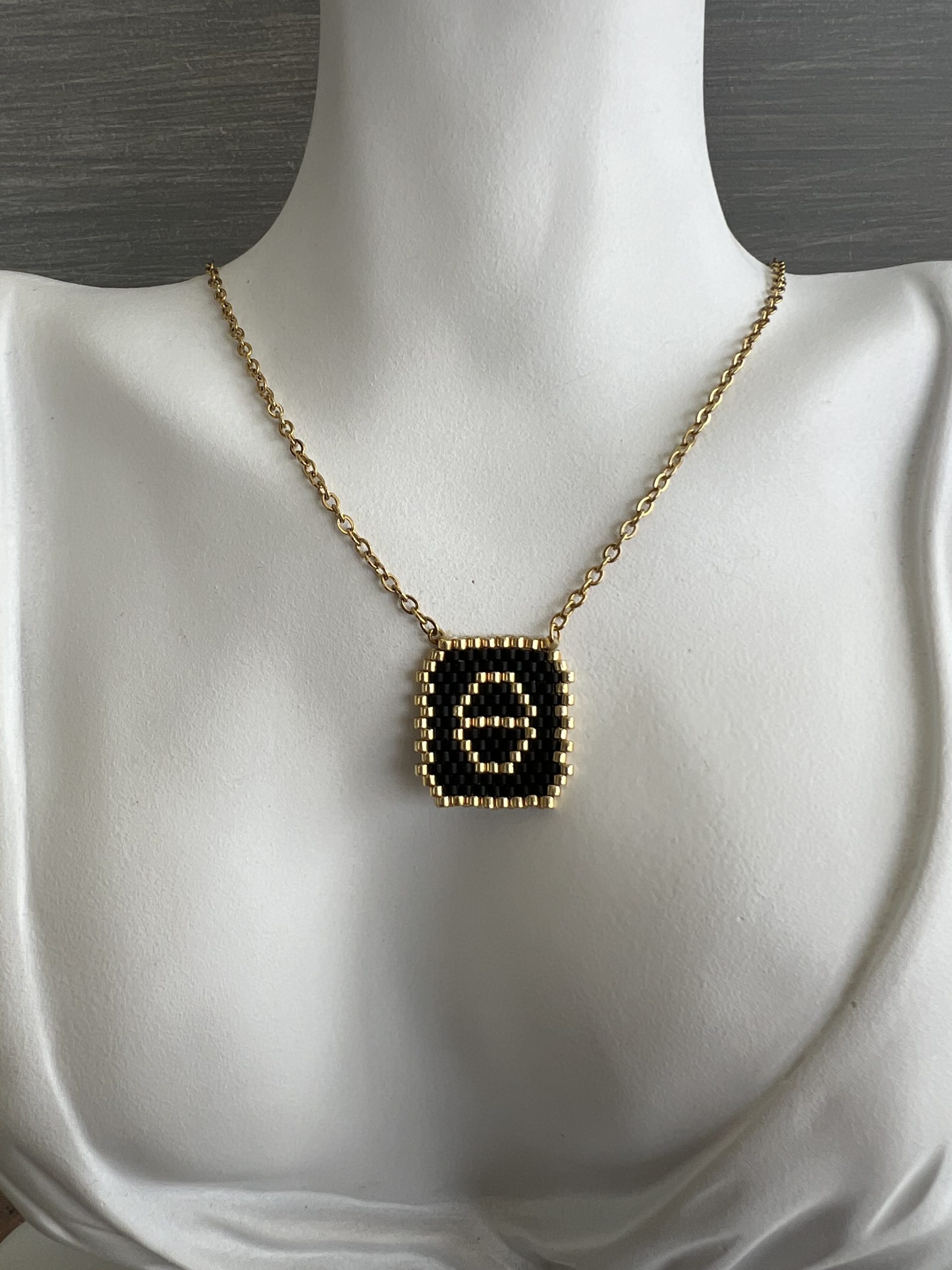 NEC139 Κολιέ μονόγραμμα Θ κεντημένο με χάντρες Miyuki - Image 1