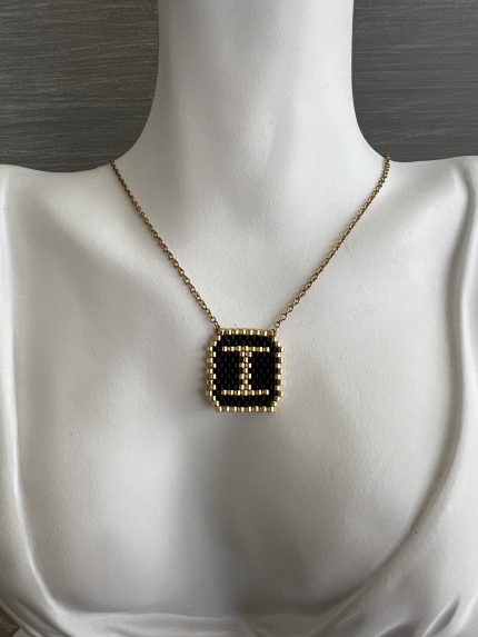 Κολιέ μονόγραμμα Ι κεντημένο με χάντρες Miyuki