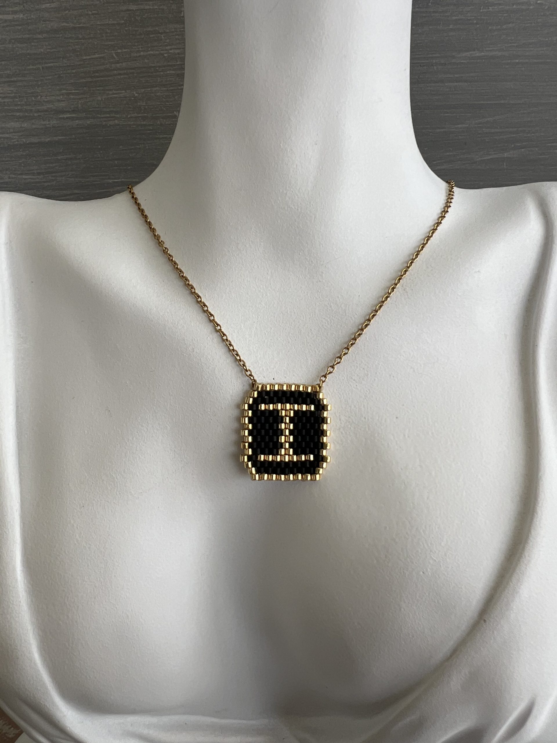 NEC140 Κολιέ μονόγραμμα Ι κεντημένο με χάντρες Miyuki - Image 1