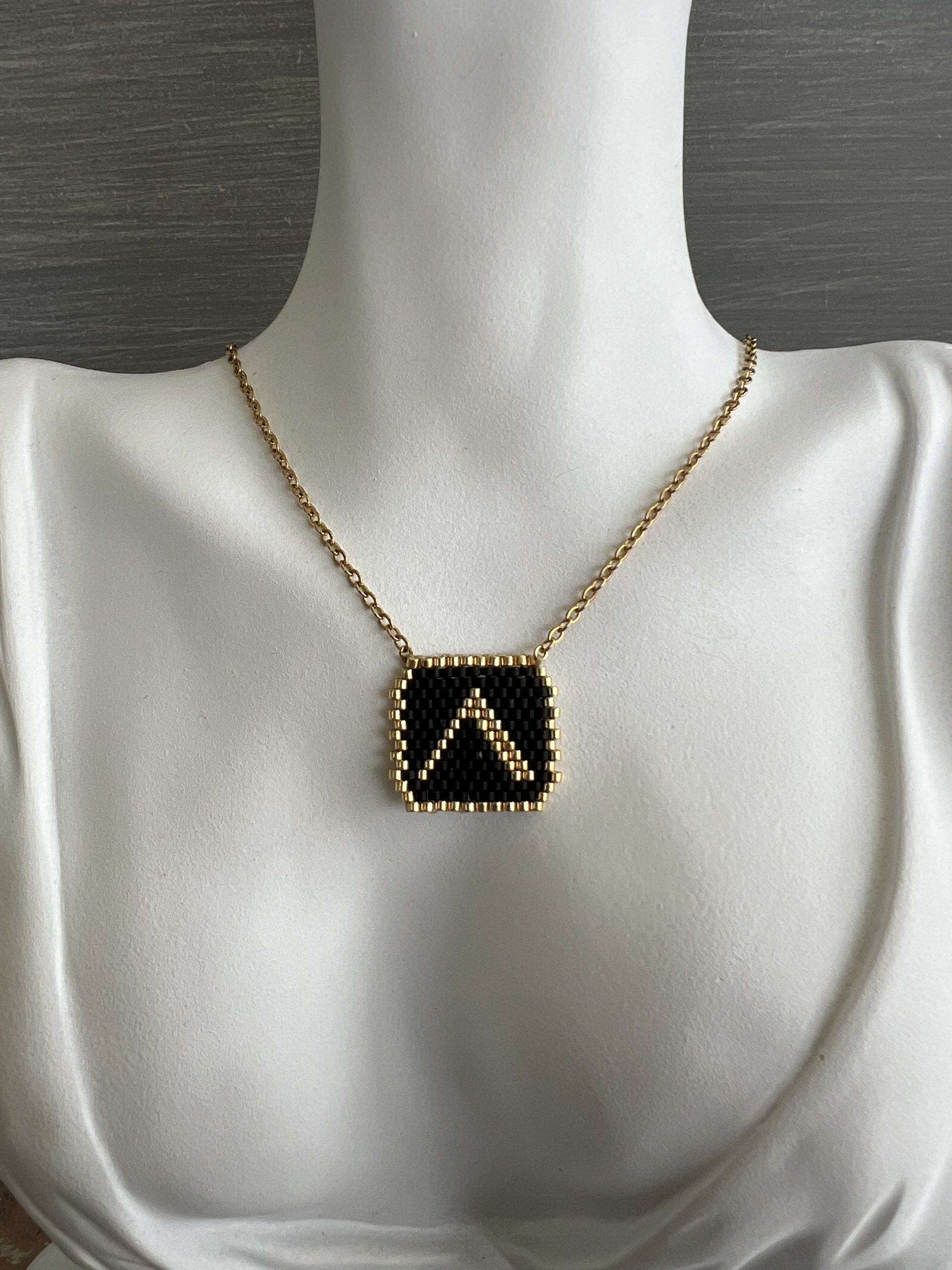 NEC141 Κολιέ μονόγραμμα Λ κεντημένο με χάντρες Miyuki - Image 1