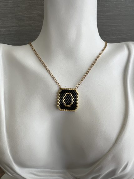 Κολιέ μονόγραμμα Ο κεντημένο με χάντρες Miyuki