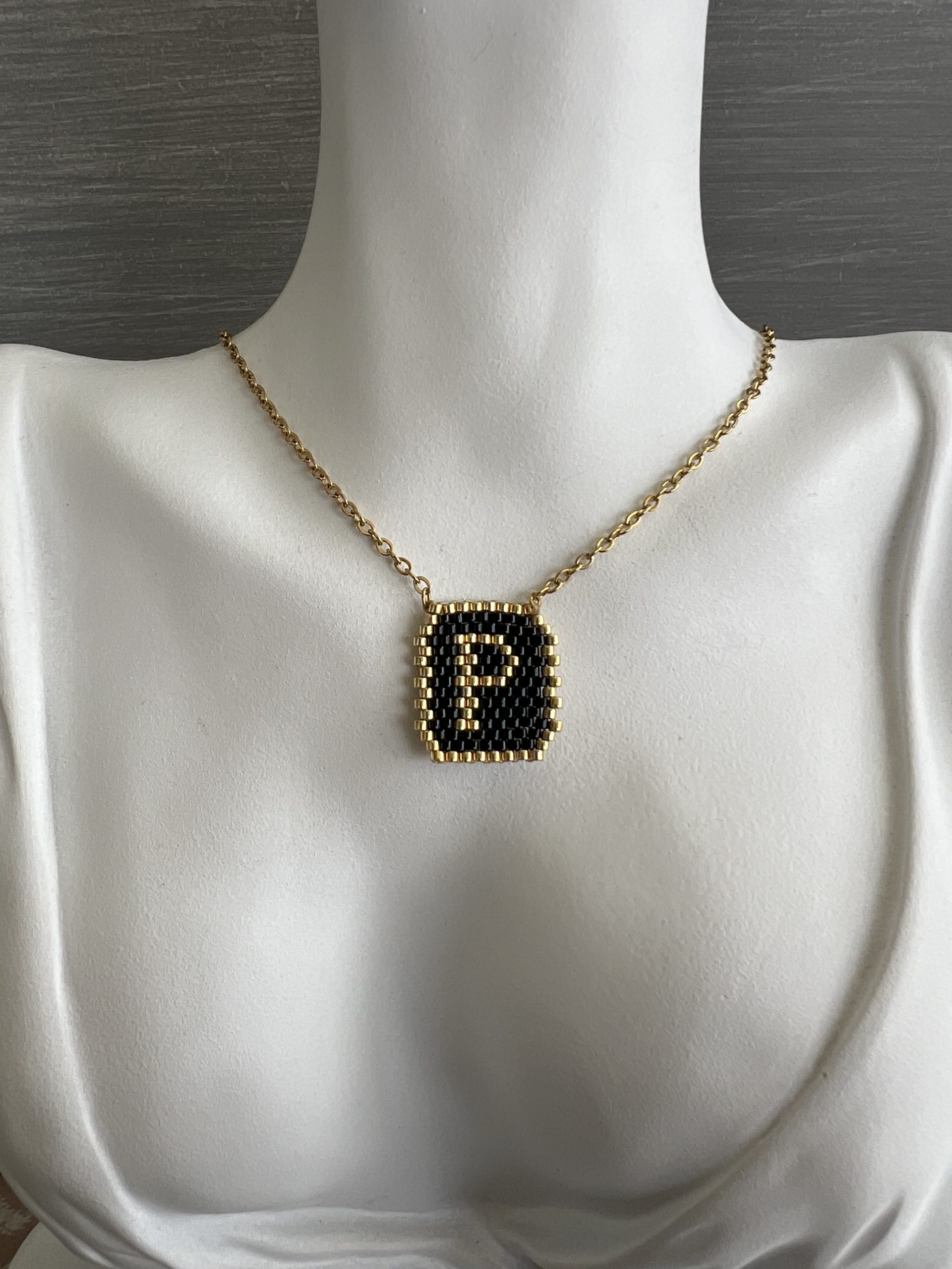 NEC144 Κολιέ μονόγραμμα Ρ κεντημένο με χάντρες Miyuki - Image 1