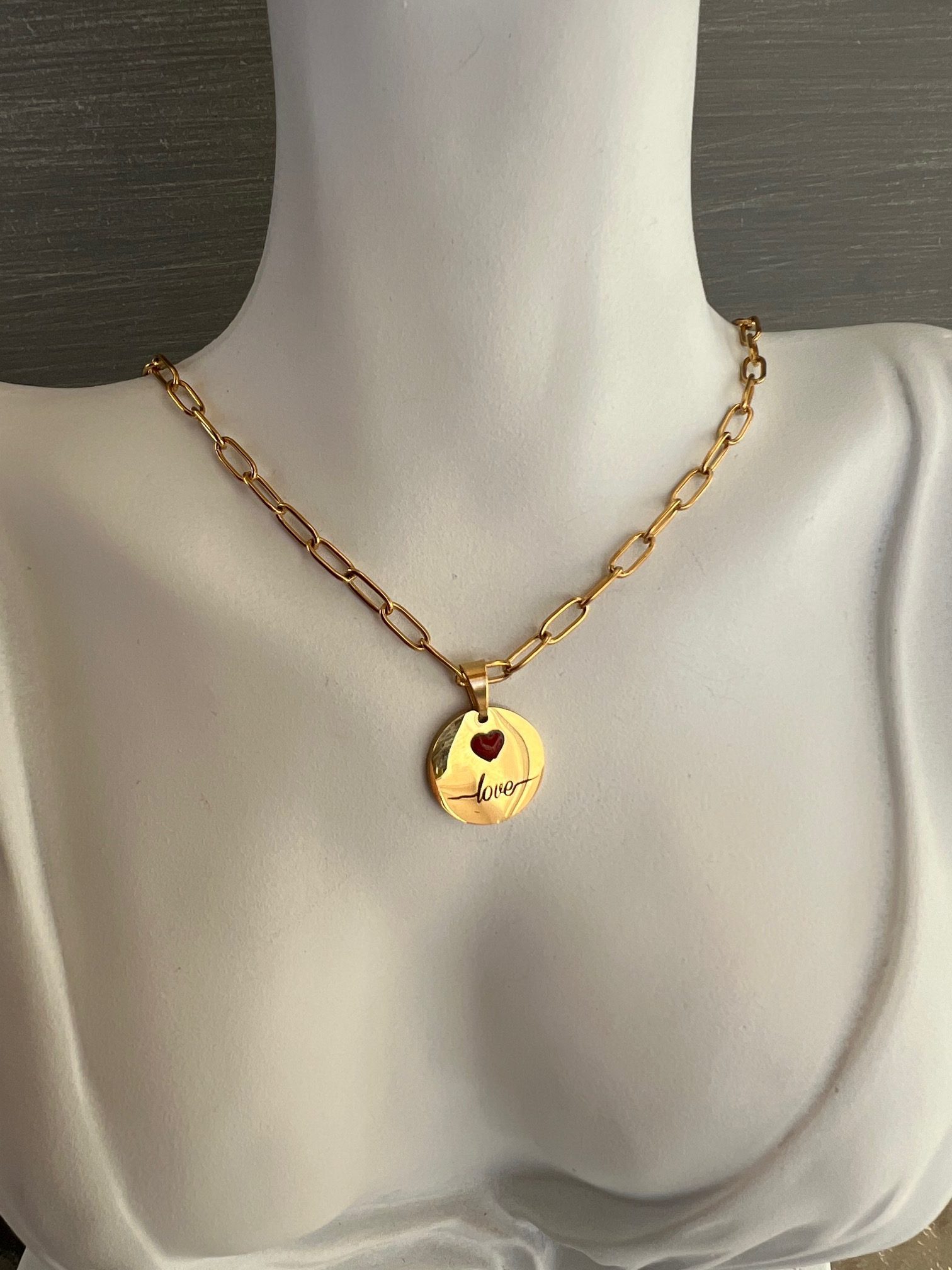 NEC145 Κολιέ Love με χρυσή αλυσίδα - Image 1