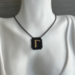 Μαύρο κολιέ με μονόγραμμα Γ