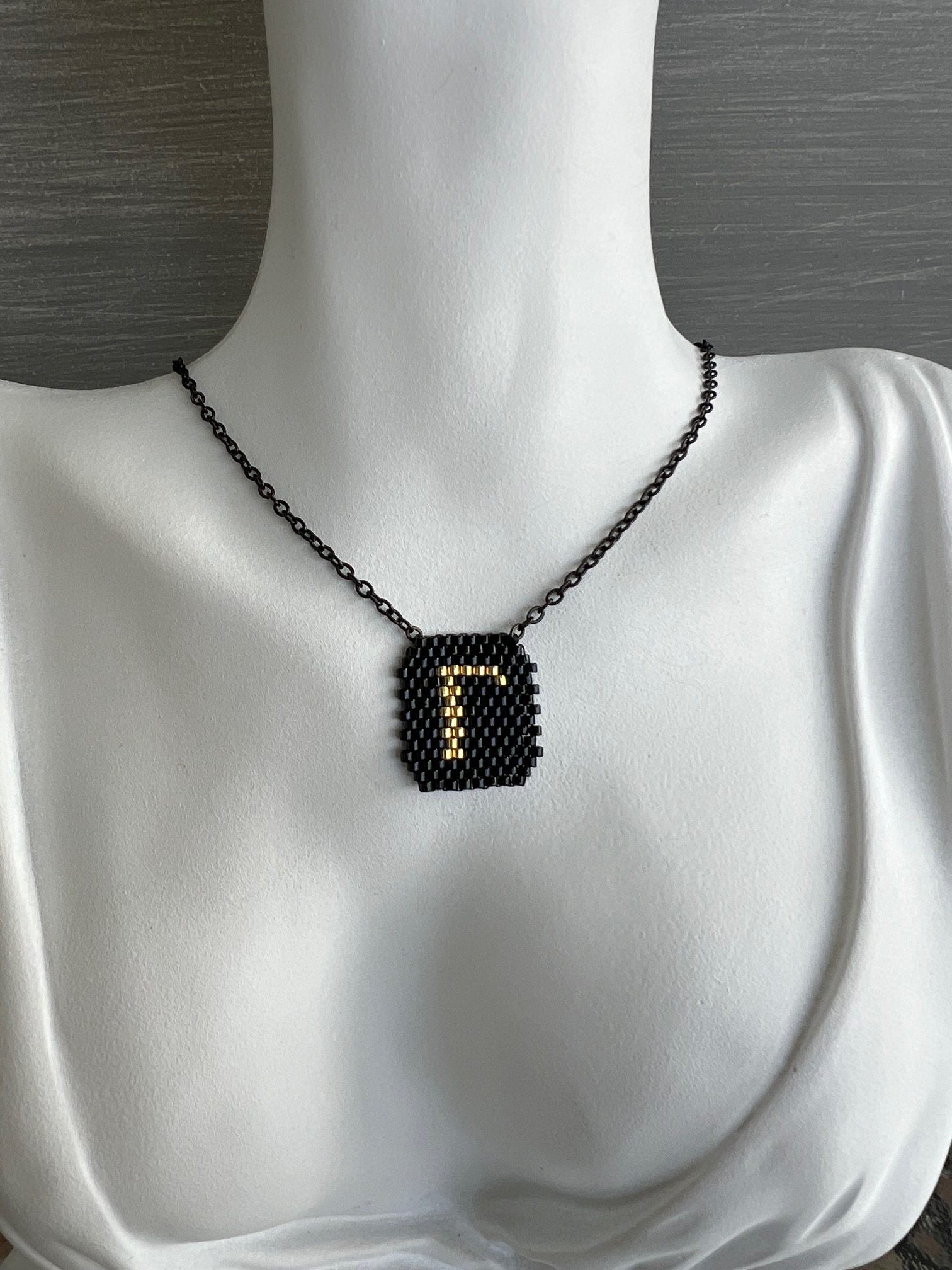 NEC147 Μαύρο κολιέ με μονόγραμμα Γ - Image 1