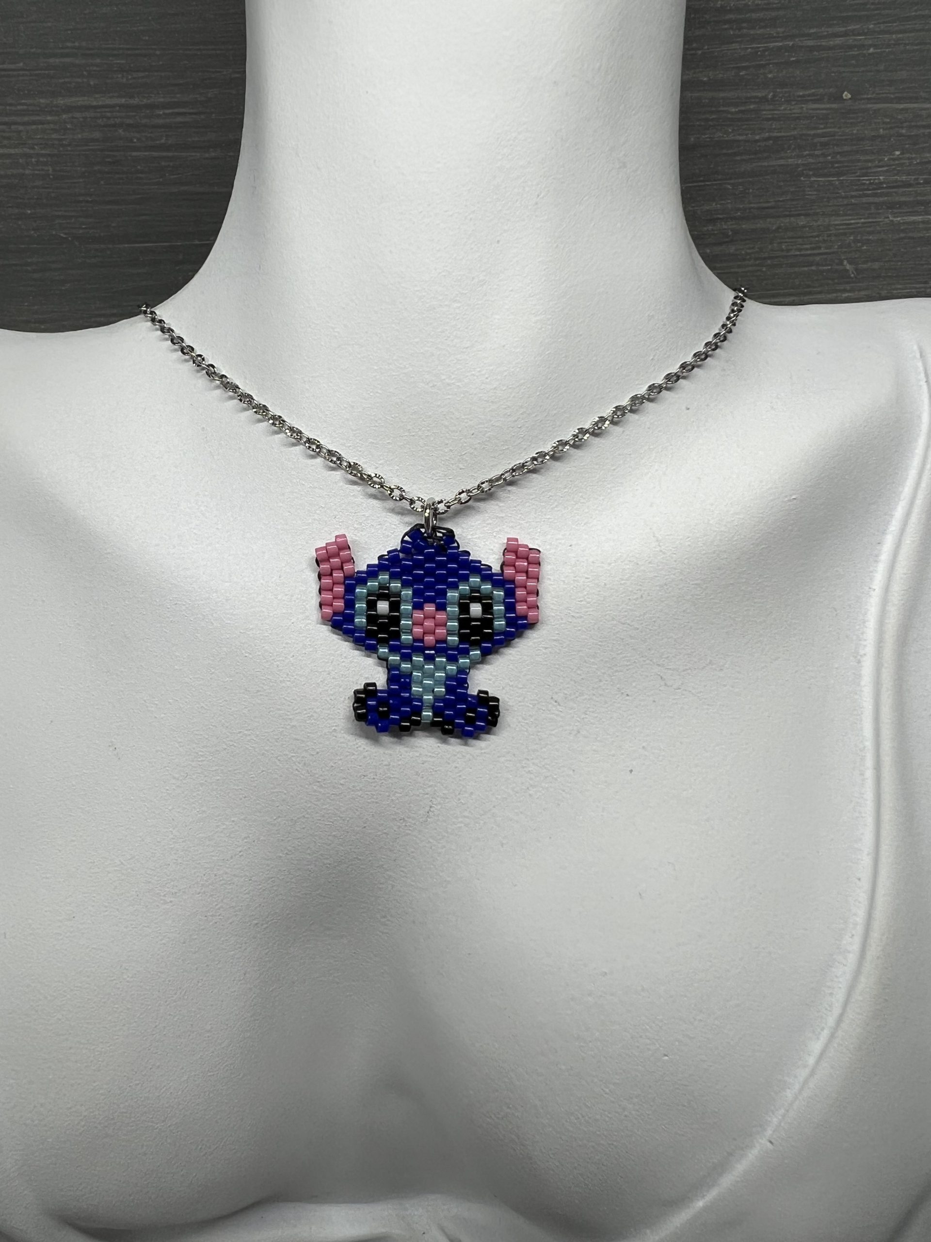 NEC148 Κολιέ με τον Stitch κεντημένο με χάντρες Miyuki - Image 1