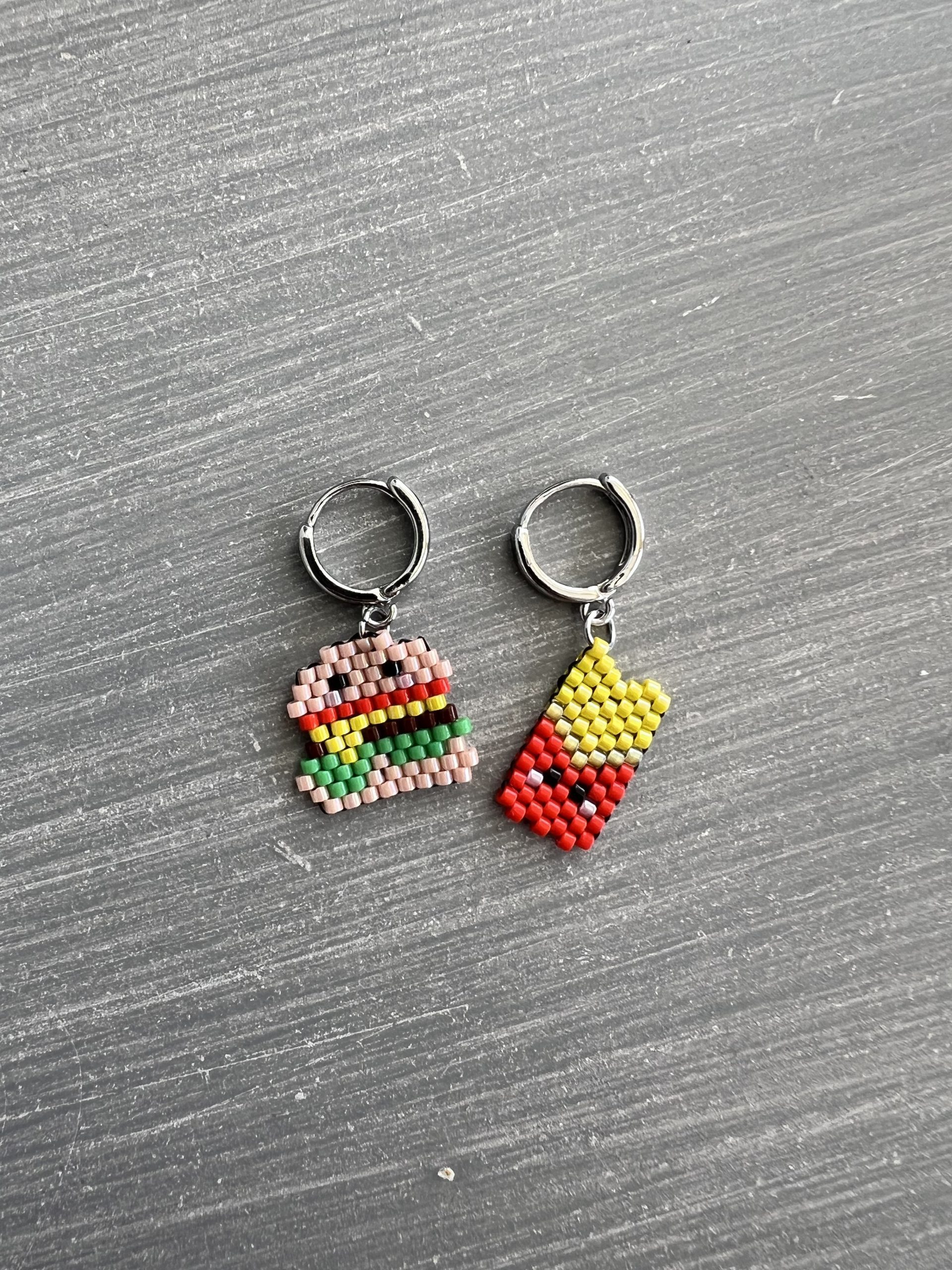 EAR89C Σκουλαρίκια burger & πατάτες κεντημένα με χάντρες Miyuki - Image 1