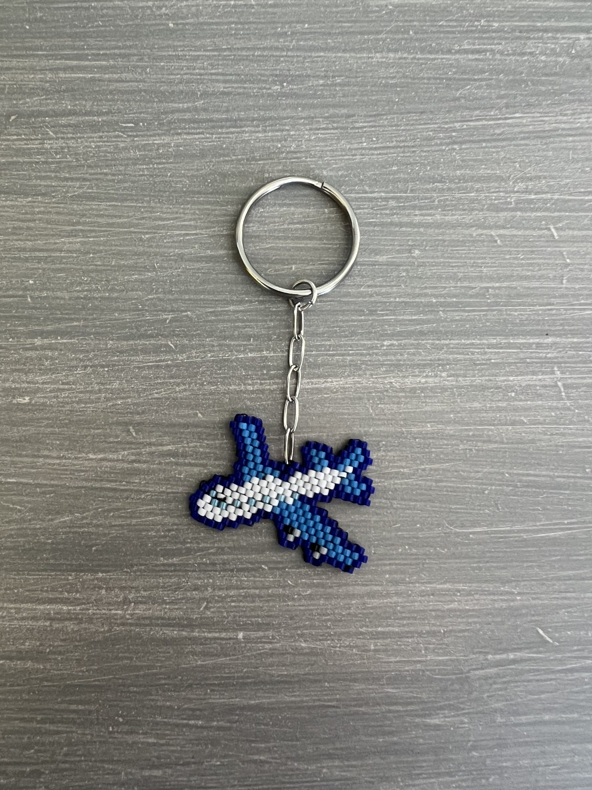 KEY40 Μπρελόκ αεροπλάνο κεντημένο με χάντρες Miyuki - Image 1