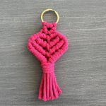 Μπρελόκ φούξια καρδιά μακραμέ