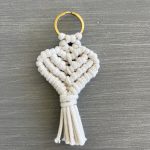 Μπρελόκ μπεζ ανοιχτό καρδιά μακραμέ