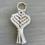 Μπρελόκ μπεζ σκούρο καρδιά μακραμέ