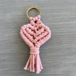 Μπρελόκ ροζ ανοιχτό καρδιά μακραμέ