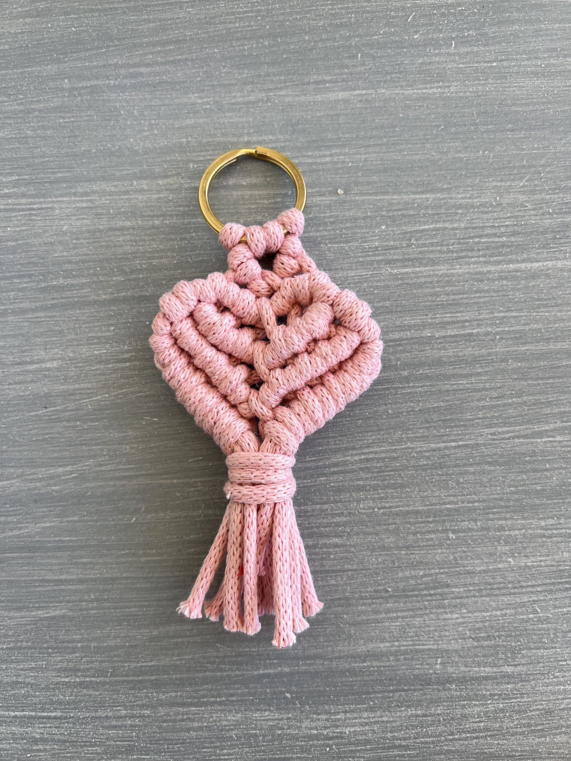 KEY44 Μπρελόκ ροζ ανοιχτό καρδιά μακραμέ - Image 1