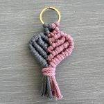 Μπρελόκ γκρι ροζ καρδιά μακραμέ